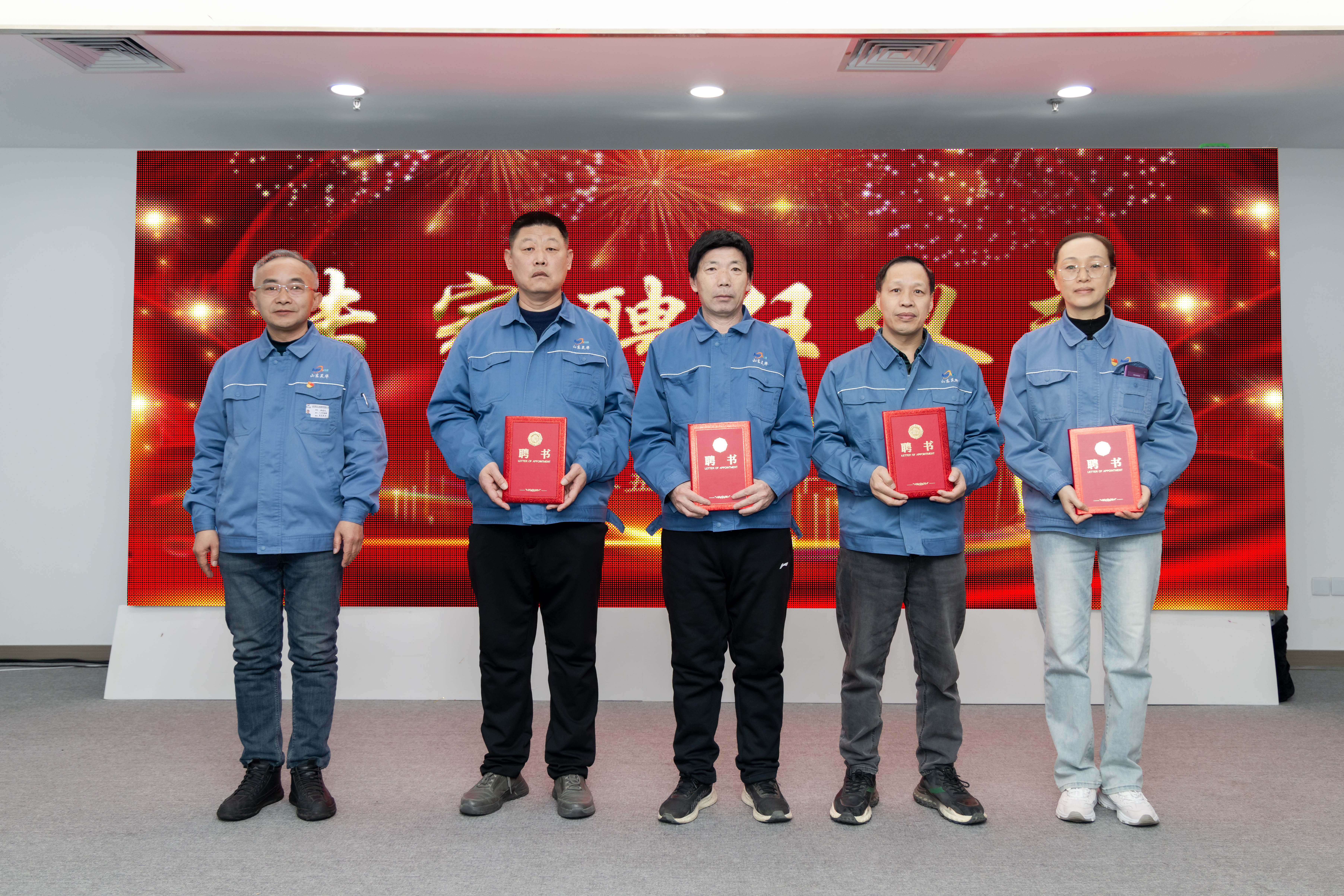 副总经理张道民为专家颁发聘书 拷贝.jpg