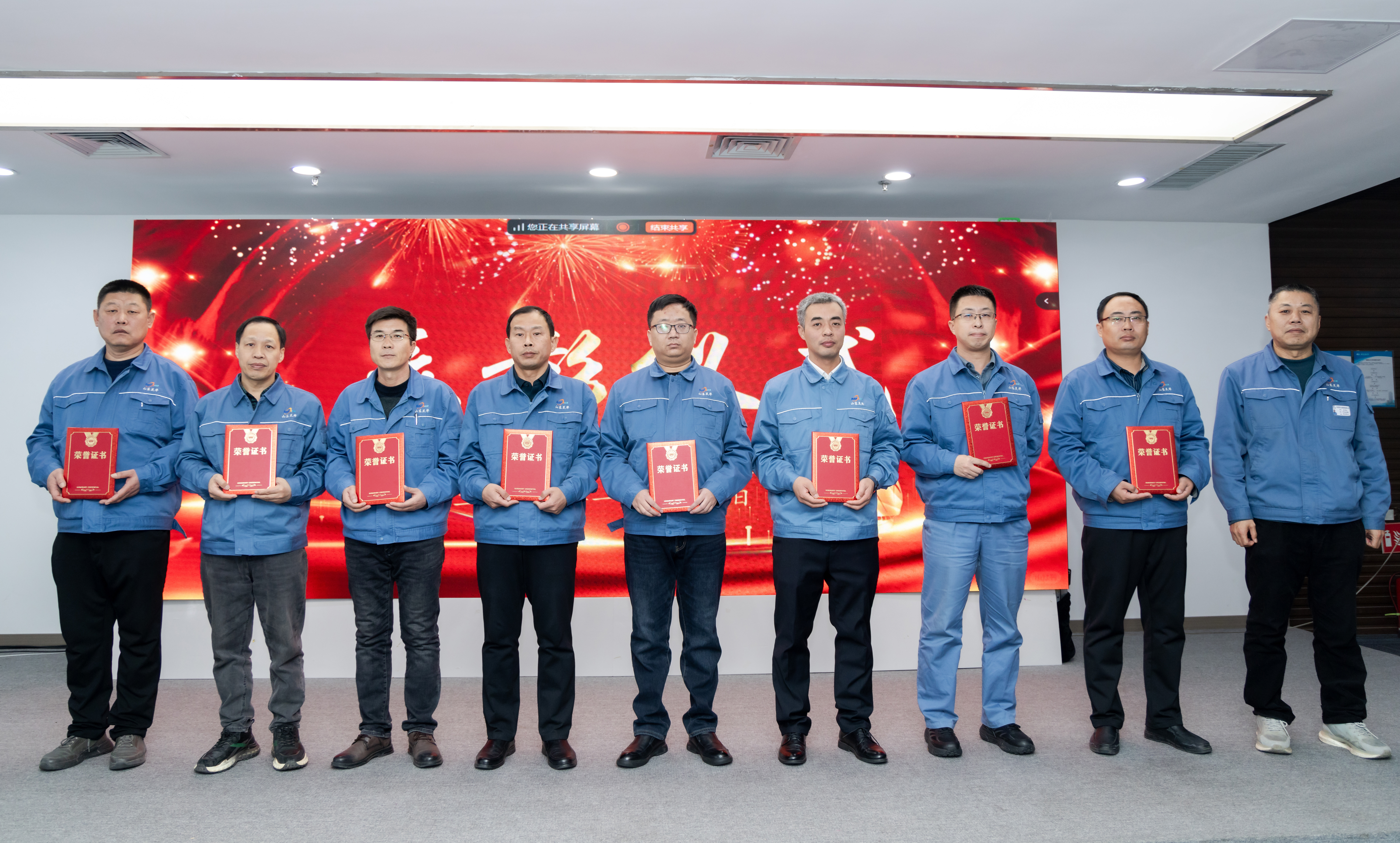 副总经理李伟民为优秀总监（经理）颁奖.jpg
